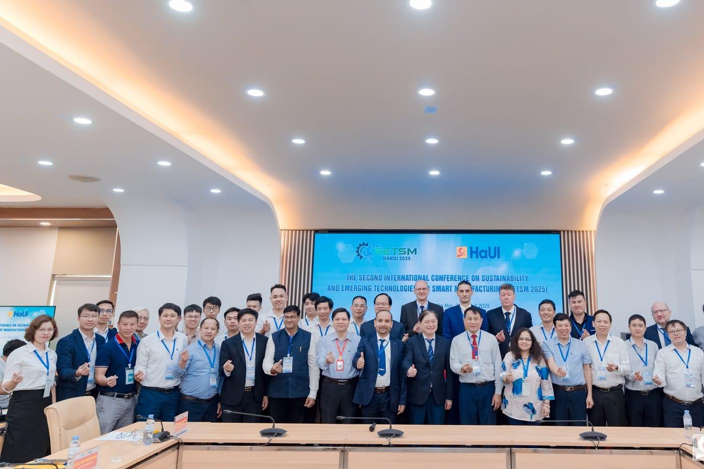 Conference participants at the closing group photograph